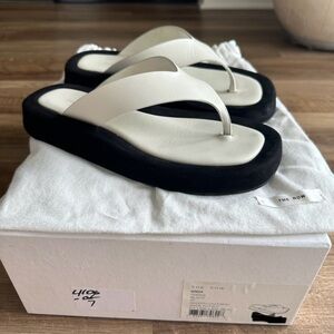 The Row Ginza Leather Thong Sandals White Size 37